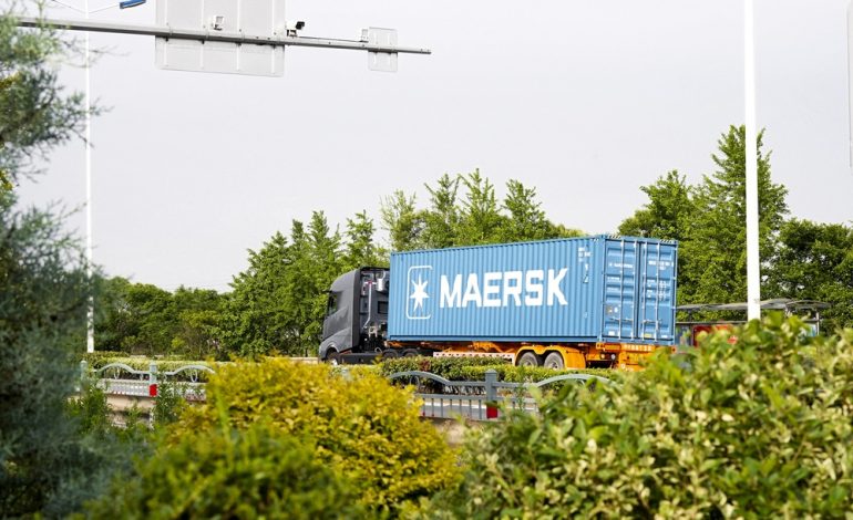 Blue container Yard and road DSC00142 graded 770x470